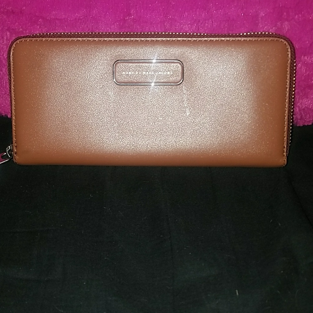 Marc Jacobs zippy wallet